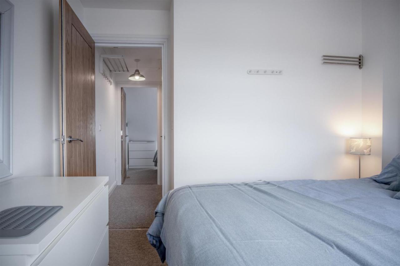 Ramsey Apartment - 2 Bedroom Apartment - Тенби Экстерьер фото
