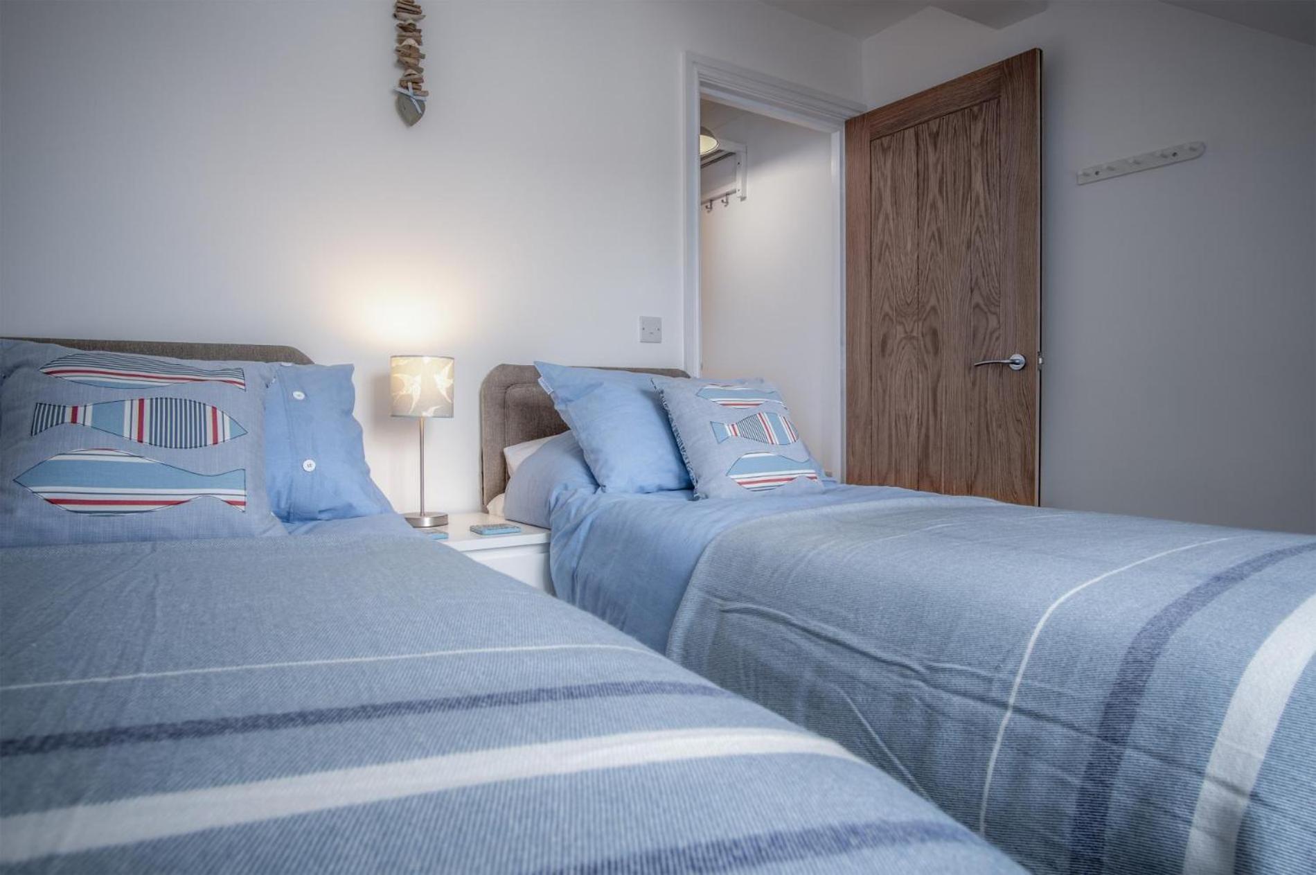 Ramsey Apartment - 2 Bedroom Apartment - Тенби Экстерьер фото